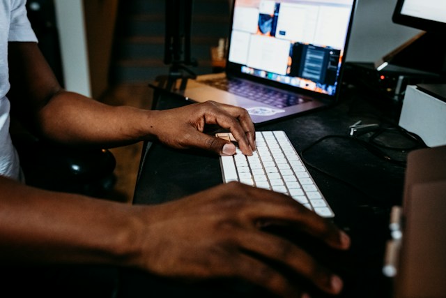 Someone setting up a campaign on a laptop
